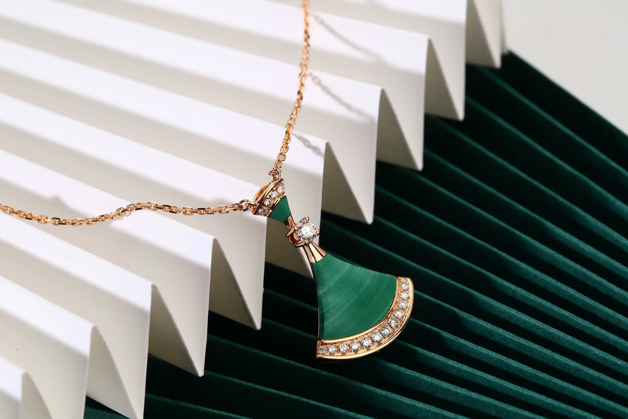 成都典當(dāng)行，鉆石回收，項(xiàng)鏈回收