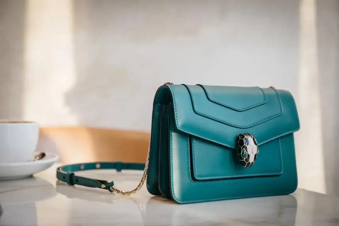 現(xiàn)在隨著經(jīng)濟(jì)的發(fā)展，人們的消費(fèi)水平也是越來越高。特別是女孩子，經(jīng)常會購買一些價格昂貴的名牌包包。但現(xiàn)在各個品牌的包包款式更新又快，每一年都會出幾款包包。很多人購買了包包之后還沒使用過幾次有會購買新款的包包，之前的包包就閑置在家中了，所以很多人就會將閑置的包包進(jìn)行回收。那么，成都哪家包包回收公司比較靠譜呢？