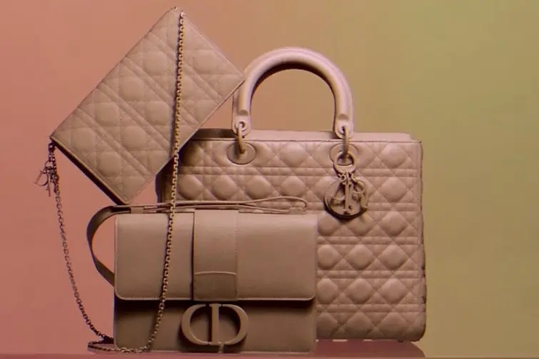 現(xiàn)在隨著經(jīng)濟(jì)的發(fā)展，人們的消費(fèi)水平也是越來越高。特別是女孩子，經(jīng)常會購買一些價格昂貴的名牌包包。但現(xiàn)在各個品牌的包包款式更新又快，每一年都會出幾款包包。很多人購買了包包之后還沒使用過幾次有會購買新款的包包，之前的包包就閑置在家中了，所以很多人就會將閑置的包包進(jìn)行回收。那么，成都哪家包包回收公司比較靠譜呢？