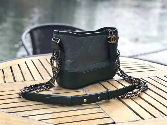 現(xiàn)在隨著經(jīng)濟(jì)的發(fā)展，人們的消費(fèi)水平也是越來越高。特別是女孩子，經(jīng)常會購買一些價格昂貴的名牌包包。但現(xiàn)在各個品牌的包包款式更新又快，每一年都會出幾款包包。很多人購買了包包之后還沒使用過幾次有會購買新款的包包，之前的包包就閑置在家中了，所以很多人就會將閑置的包包進(jìn)行回收。那么，成都哪家包包回收公司比較靠譜呢？